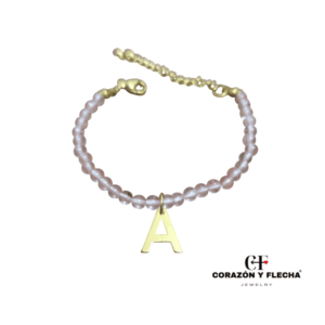 Pulsera cuarzo rosa con inicial de acero dorado