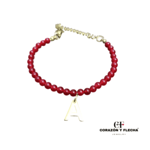 Pulsera cornalina con inicial de acero dorado